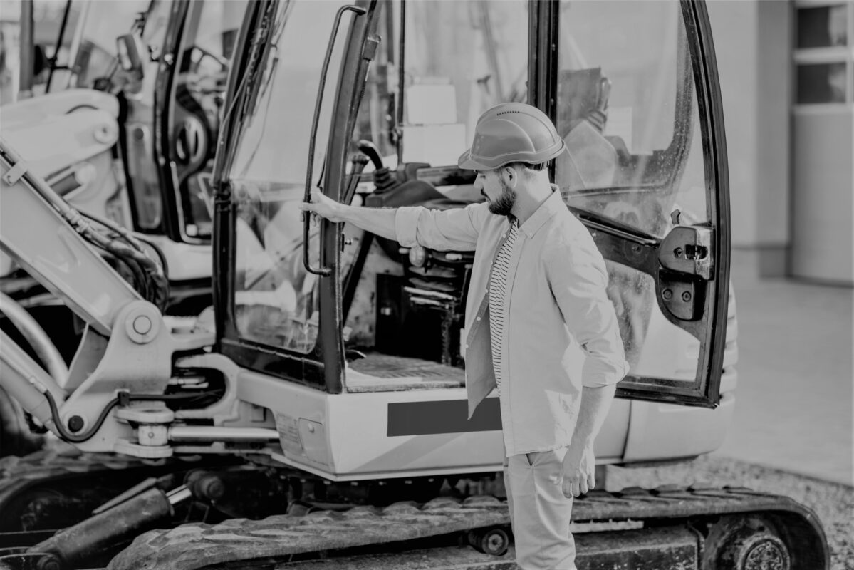 Glass til anleggsmaskiner - Vi lagerfører og har et bredt sortiment av herdet og laminert glass til anleggsmaskiner. Kjente varemerker. Trygg handel! Volvo – Hitachi – Catpillar – Kobelco – Kato – Hyundai – Doosan – Komatsu – Kubota Takeutchi – Airman – Case – JCB