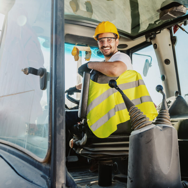 Stort lager av laminert og herdet sikkerhetsglass til anleggsmaskiner.