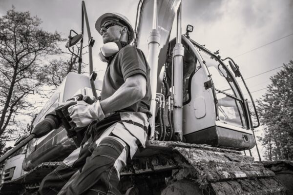 ANLEGGSMASKINER OG MOTORER Parts AS har levert høykvalitets utstyr og deler til de fleste kjente maskinmerker enten det gjelder gravemaskiner, hjul - og beltelastere, dozere, dumpere trucker, boremaskiner, mobile og stasjonære byggekraner, sikte og knuseutstyr gjennom mange år.